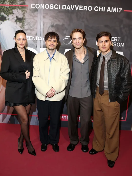 Oriana Sabatini y Paulo Dybala posaron junto a Robert Pattinson 1 oriana 1