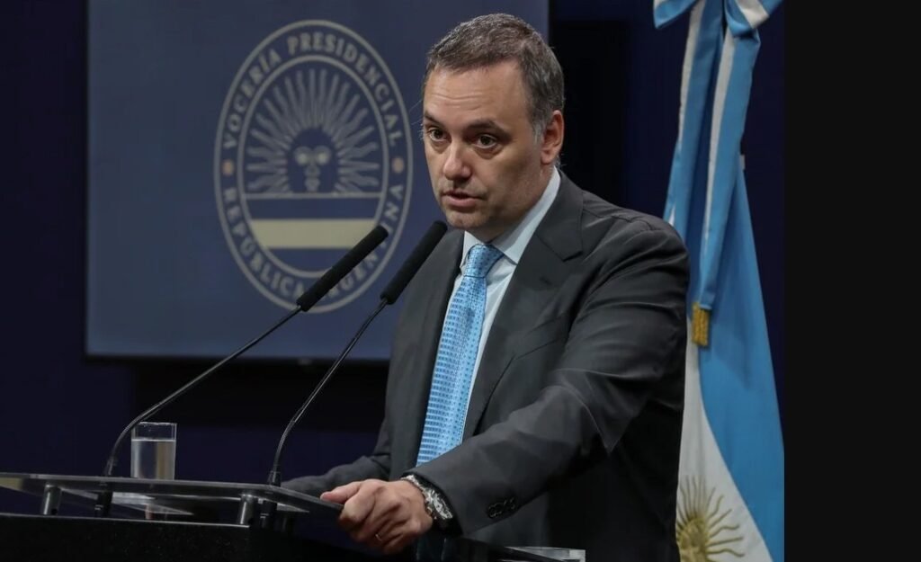 Amplían la denuncia contra Adorni por la compra del departamento en Caballito y piden citar a la escribana Adorni