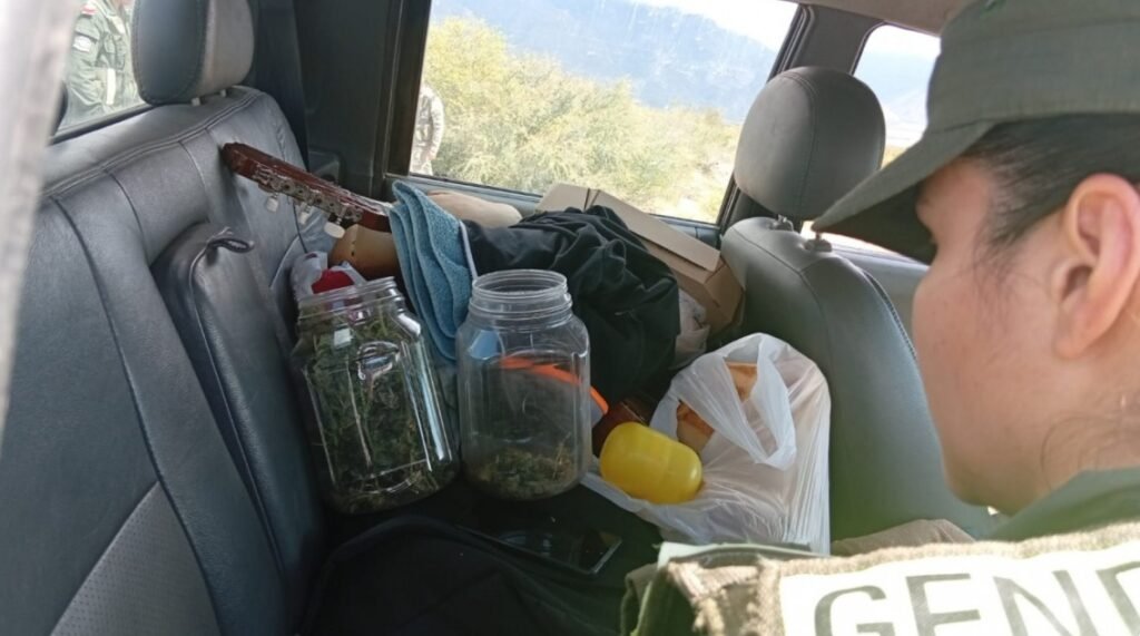 La Rioja: Inspeccionaban una camioneta en Anillaco y detectaron dos frascos con marihuana WhatsApp Image 2026 04 06 at 11.16.57 AM