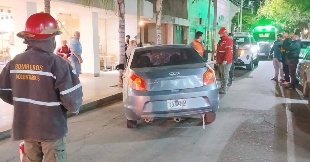 Siniestro vial en pleno centro: un auto perdió el control e impactó contra un árbol WhatsApp Image 2026 04 10 at 7.17.01 AM