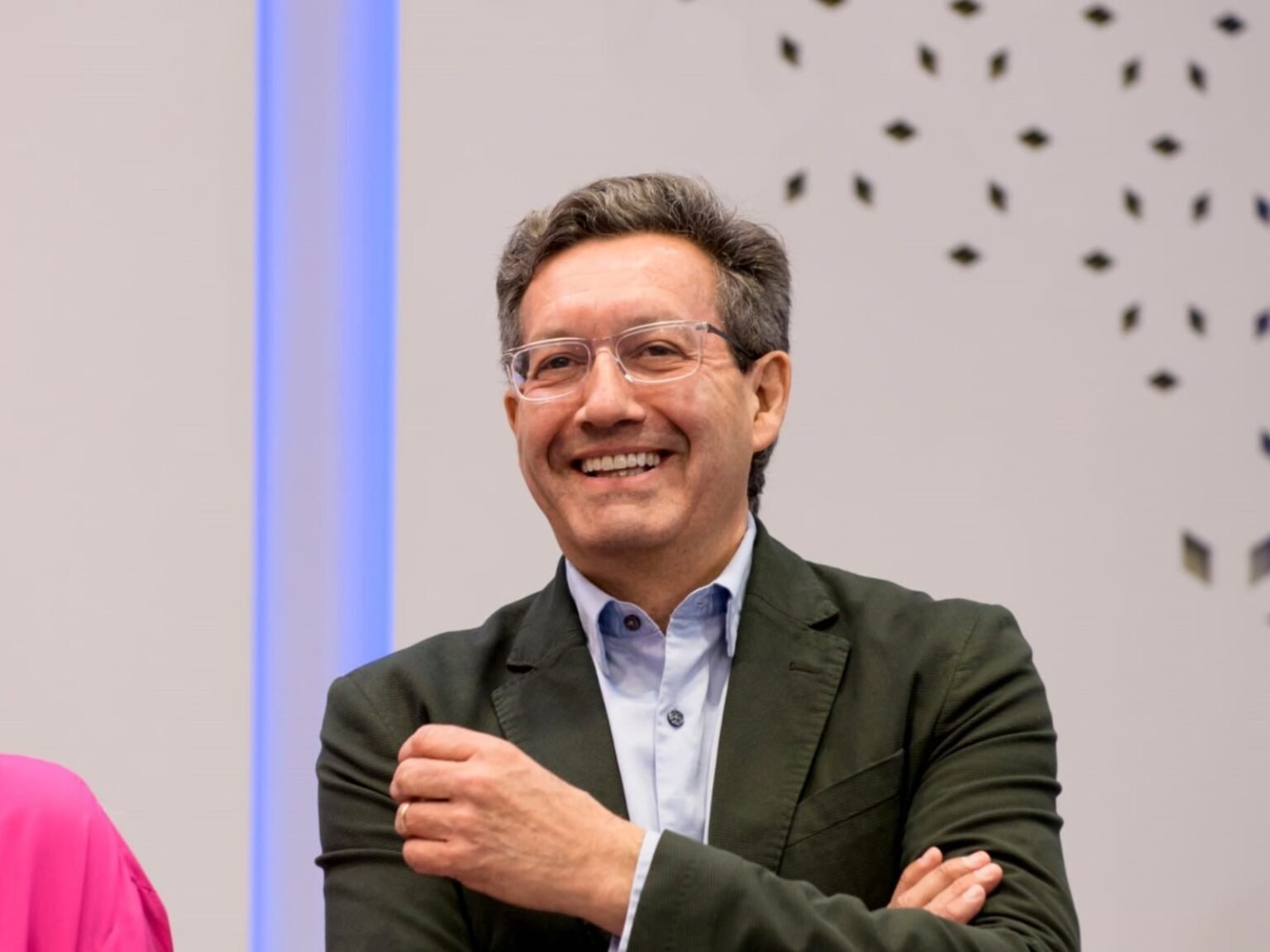 Ceferino Reato presentó su nuevo libro y analizó el liderazgo de Carlos Menem frente a la figura de Milei WhatsApp Image 2026 04 14 at 10.53.34 AM 1