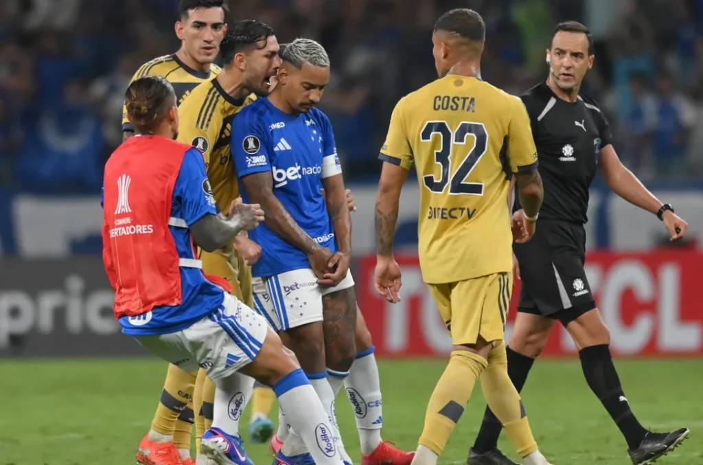 Úbeda aseguró que el árbitro “condicionó” el partido con la expulsión de Bareiro boca 3