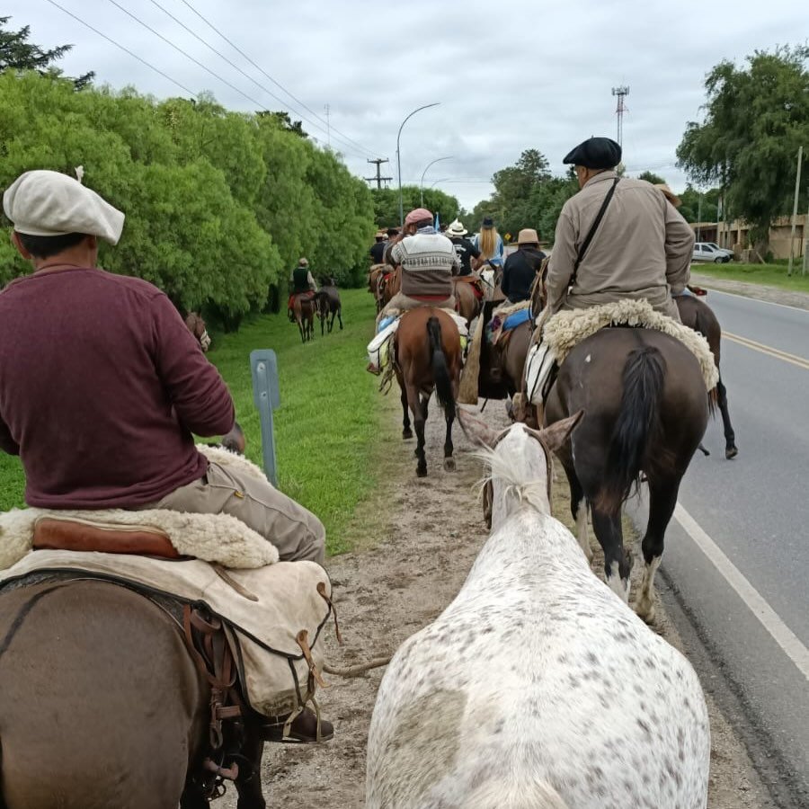 Los jinetes peregrinos deberán usar chaleco refractivo en horario nocturno en la Capital jinetes