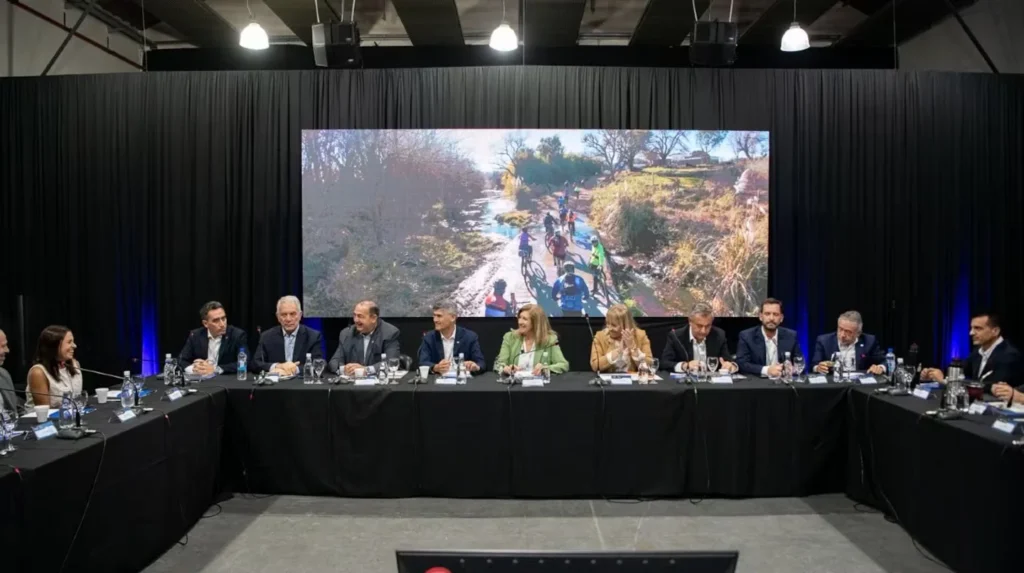 Intendentes de todo el país marchan al Ministerio de Economía por fondos y obras multimedia.grande.839a35ee9df4fa16.Z3JhbmRlLndlYnA