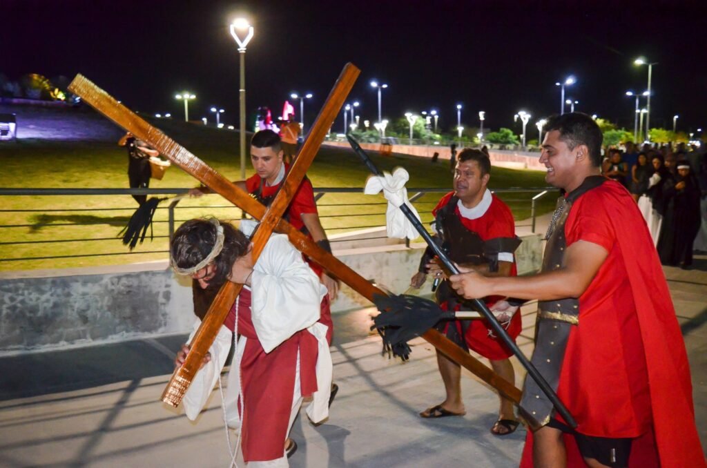 La fe y el servicio se unieron en un emotivo Vía Crucis Viviente en el Parque de la Juventudes 1 via crucis
