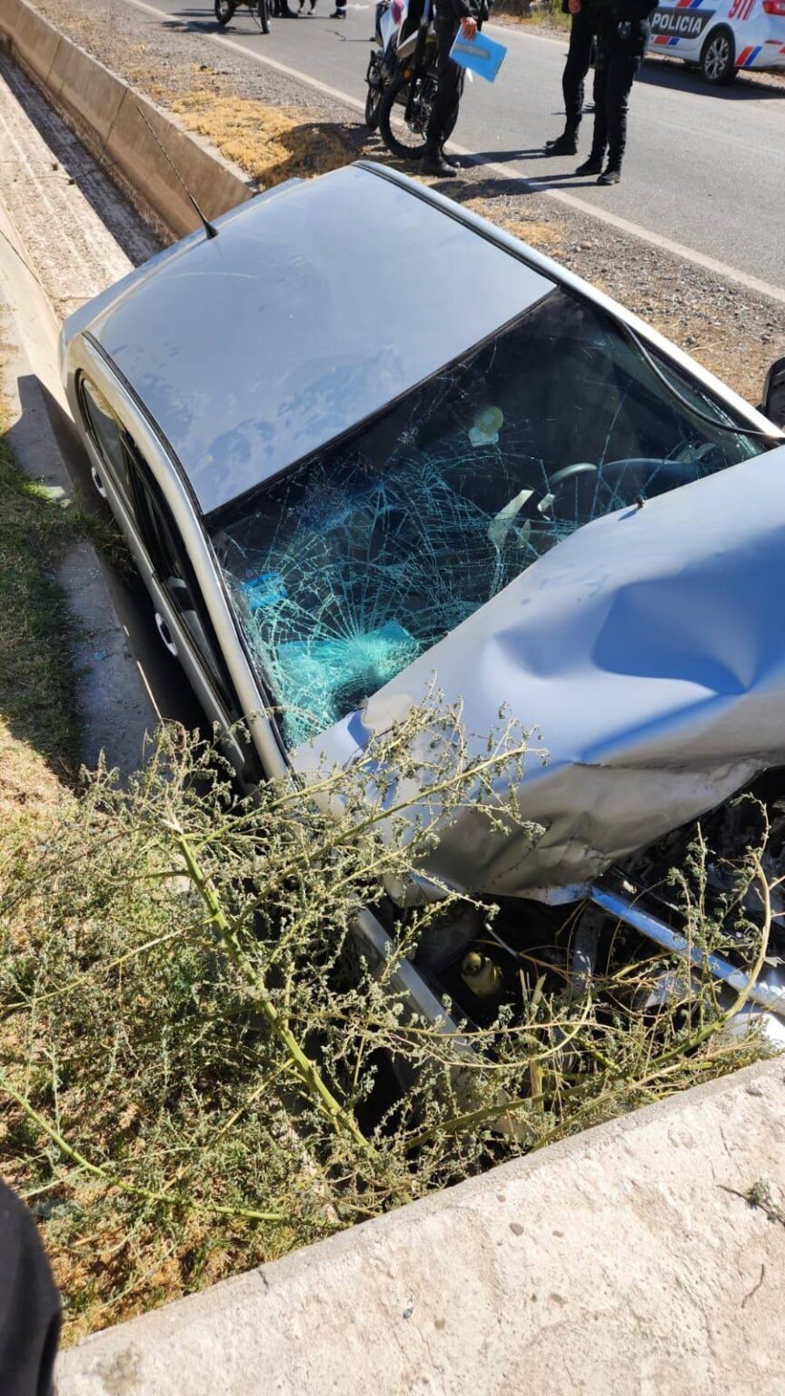 San Juan: heroico rescate de una mujer que quedó atrapada dentro de un auto 696296543 1581776820618345 4306423584772538572 n
