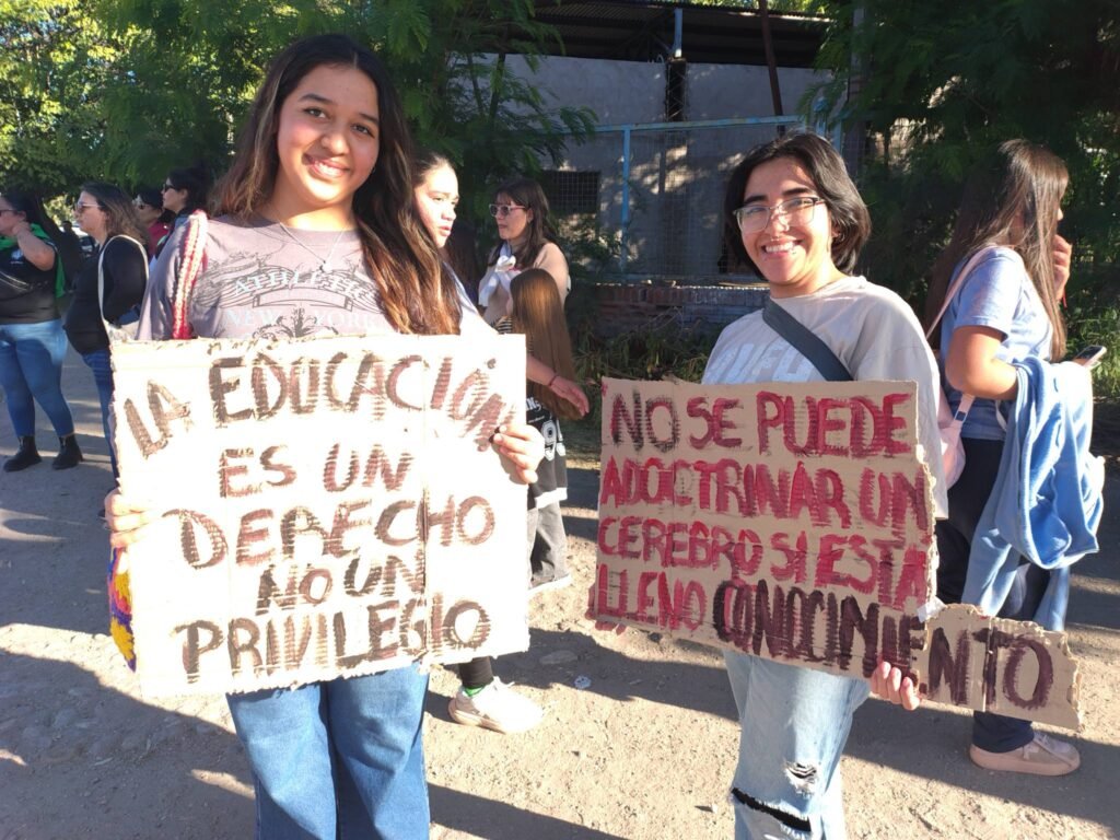 Multitudinaria Marcha Universitaria en La Rioja: "Esta ley está a favor de todos" 1 699962779 1545553917578157 280118094851081768 n