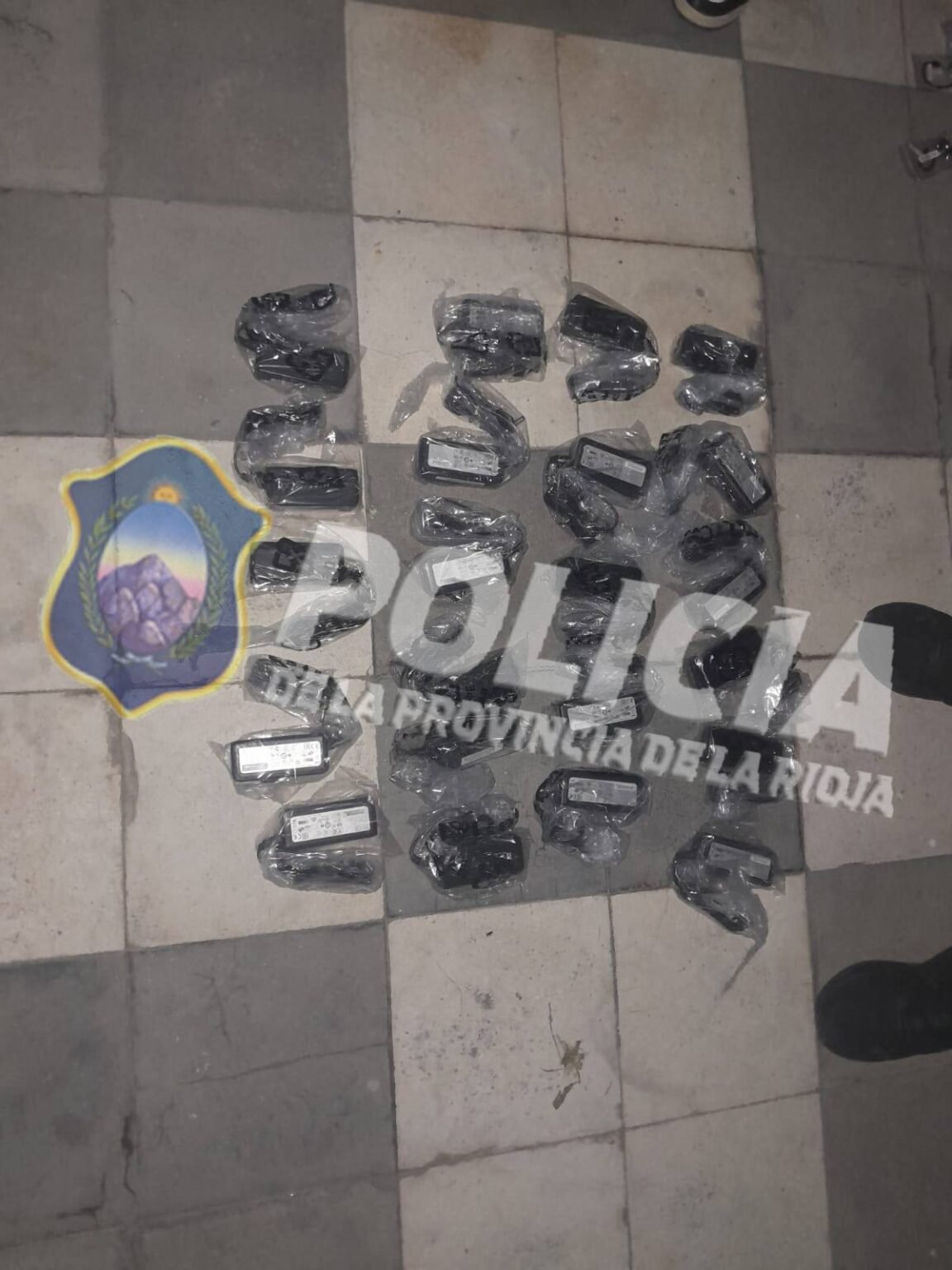 In fraganti: la policía frustró el robo de computadoras en una dirección oficial 701558909 122175735476821877 2244554656666844891 n
