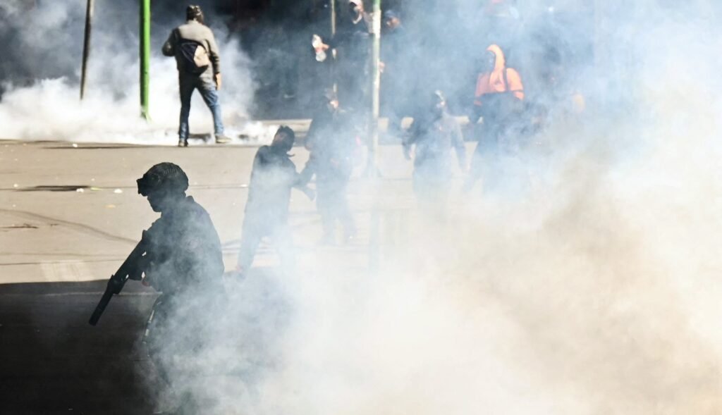 Nueva jornada de violencia en Bolivia: choques entre la policía y manifestantes y bloqueos en la Sede del Gobierno Bolivia 3