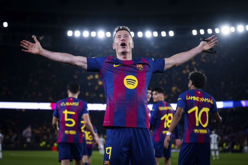 Barcelona anunció que el polaco Robert Lewandowski dejará el equipo a fin de temporada IMG 1700