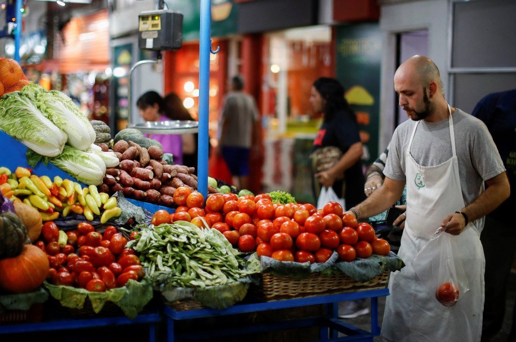 Consumo en crisis: las compras de alimentos caen mientras crecen los gastos en impuestos y servicios IMG 2030