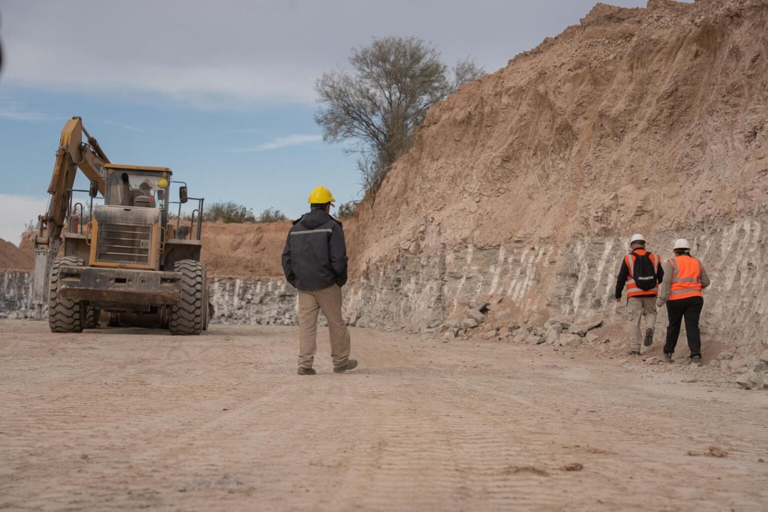 La minería de yeso en Los Llanos riojanos genera empleo local y consolida un modelo de bajo impacto ambiental WhatsApp Image 2026 05 15 at 8.27.35 AM 2