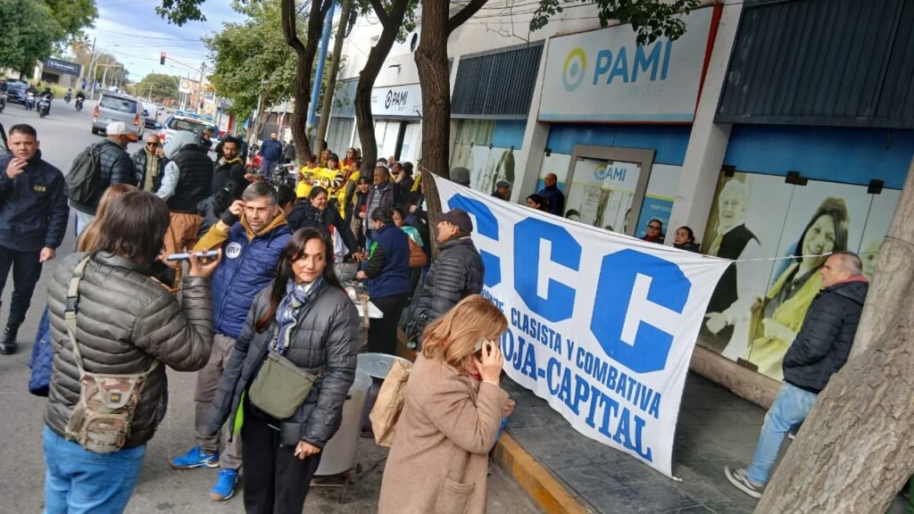 PAMI: jubilados realizan ollas populares en La Rioja y en todo el país contra el recorte de medicamentos 1 WhatsApp Image 2026 05 21 at 10.30.33 AM 1