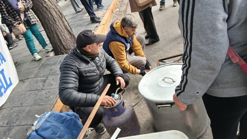 PAMI: jubilados realizan ollas populares en La Rioja y en todo el país contra el recorte de medicamentos WhatsApp Image 2026 05 21 at 10.30.33 AM