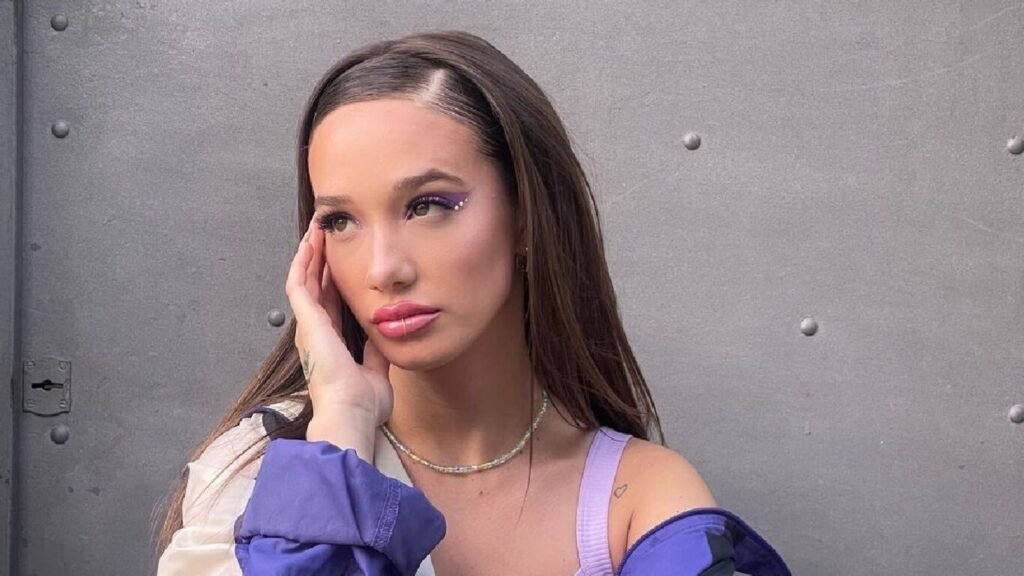 angela