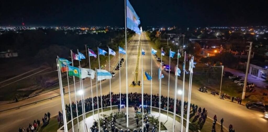 La Rioja celebró su aniversario con un histórico izamiento nocturno de banderas dia de la rioja
