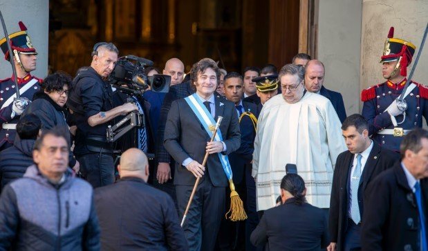 Milei asistió al Tedeum y ensaya una foto de unidad, pese a la interna y la ausencia de Villarruel milei catedral 6a1421924159a