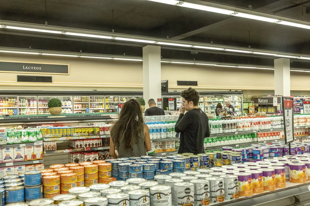 El sueldo dura menos, el ahorro casi desaparece y la deuda pesa fuerte: 7 de cada 10 trabajadores perdieron poder de compra supermercado