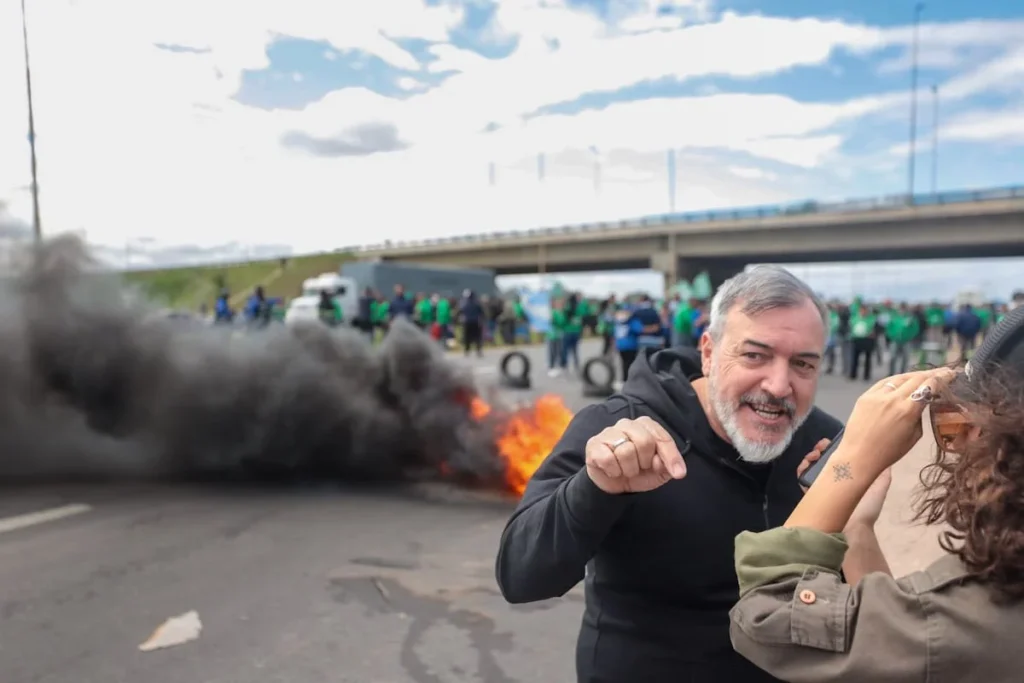 Milei llega a Rosario acompañado de Adorni y los gremios preparan protestas ATE