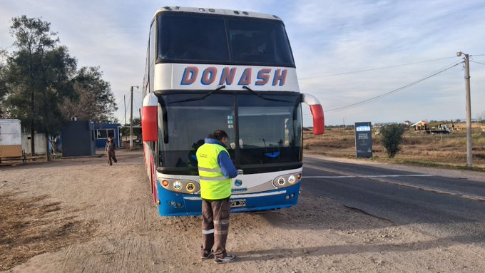 Retuvieron un micro con 49 pasajeros por graves faltas de seguridad en la Ruta 38 HLlW53 WsAA7lp3