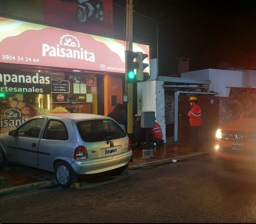 Automovilista chocó contra un local comercial en la madrugada IMG 2527