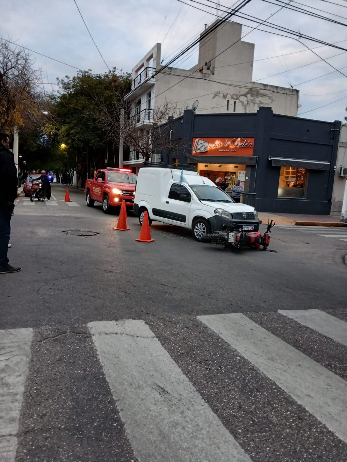 Choque en el centro: joven motociclista resultó herida tras colisionar con un utilitario WhatsApp Image 2026 06 29 at 7.56.04 PM
