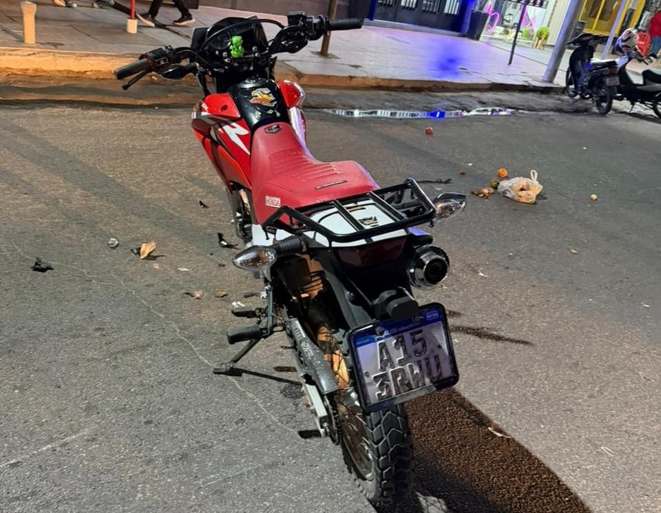 Murió el peatón que había sido embestido en la intersección de calles Angelelli y Pellegrini moto
