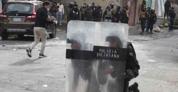 Bolivia: choques entre manifestantes y policías en el centro de La Paz policia bolivia 6a2a8707483cd