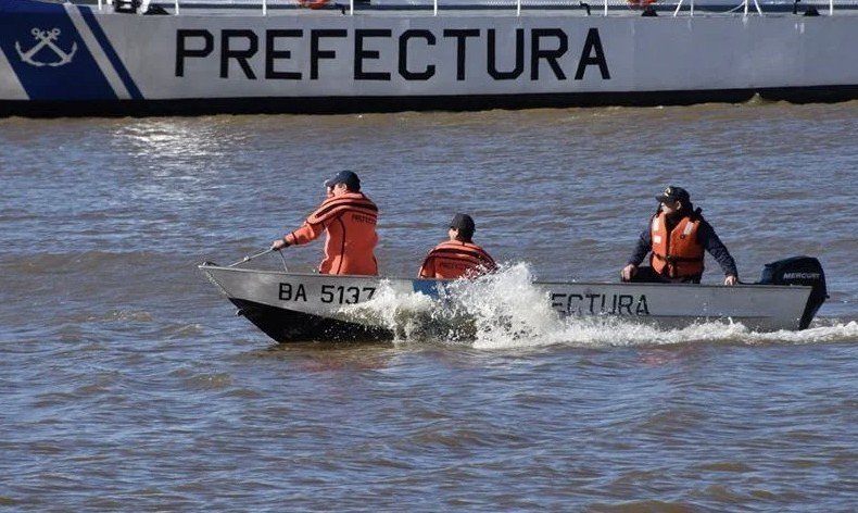 Buscan una embarcación con cinco tripulantes desaparecida en el Río de la Plata prefectura operativo 6a3025be1938f