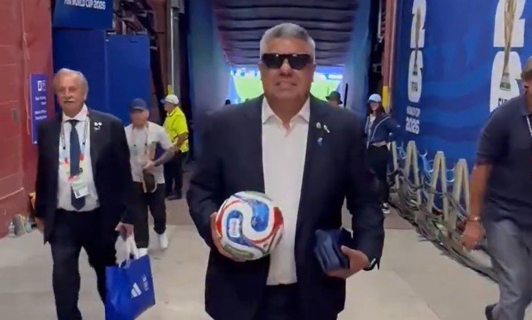 Tapia se llevó la pelota del hat-trick de Messi ante Argelia tapia pelotas 6a32956a90efd