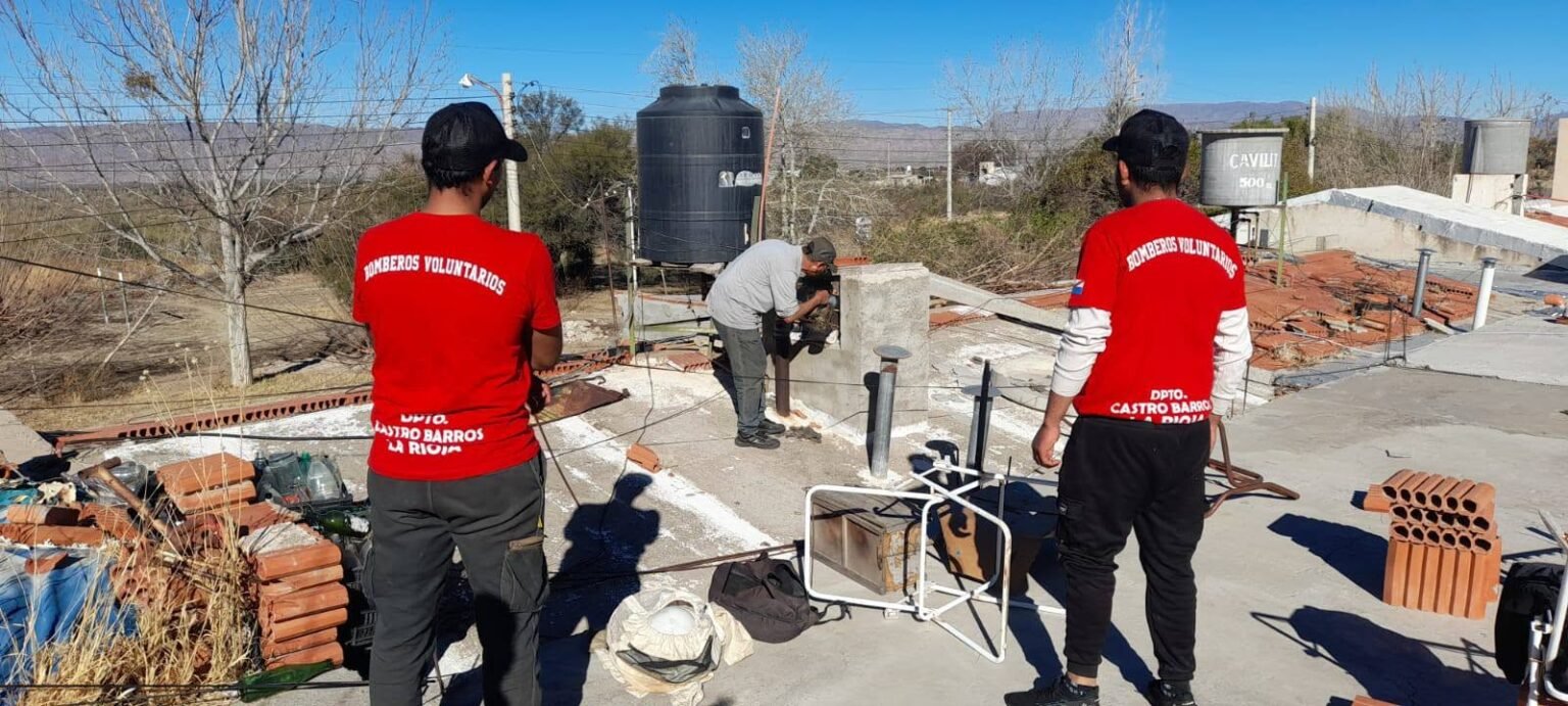 Bomberos Voluntarios retiraron un panal de gran magnitud del techo de una vivienda en Anillaco 756347848 122186583146877099 8414699434969252486 n