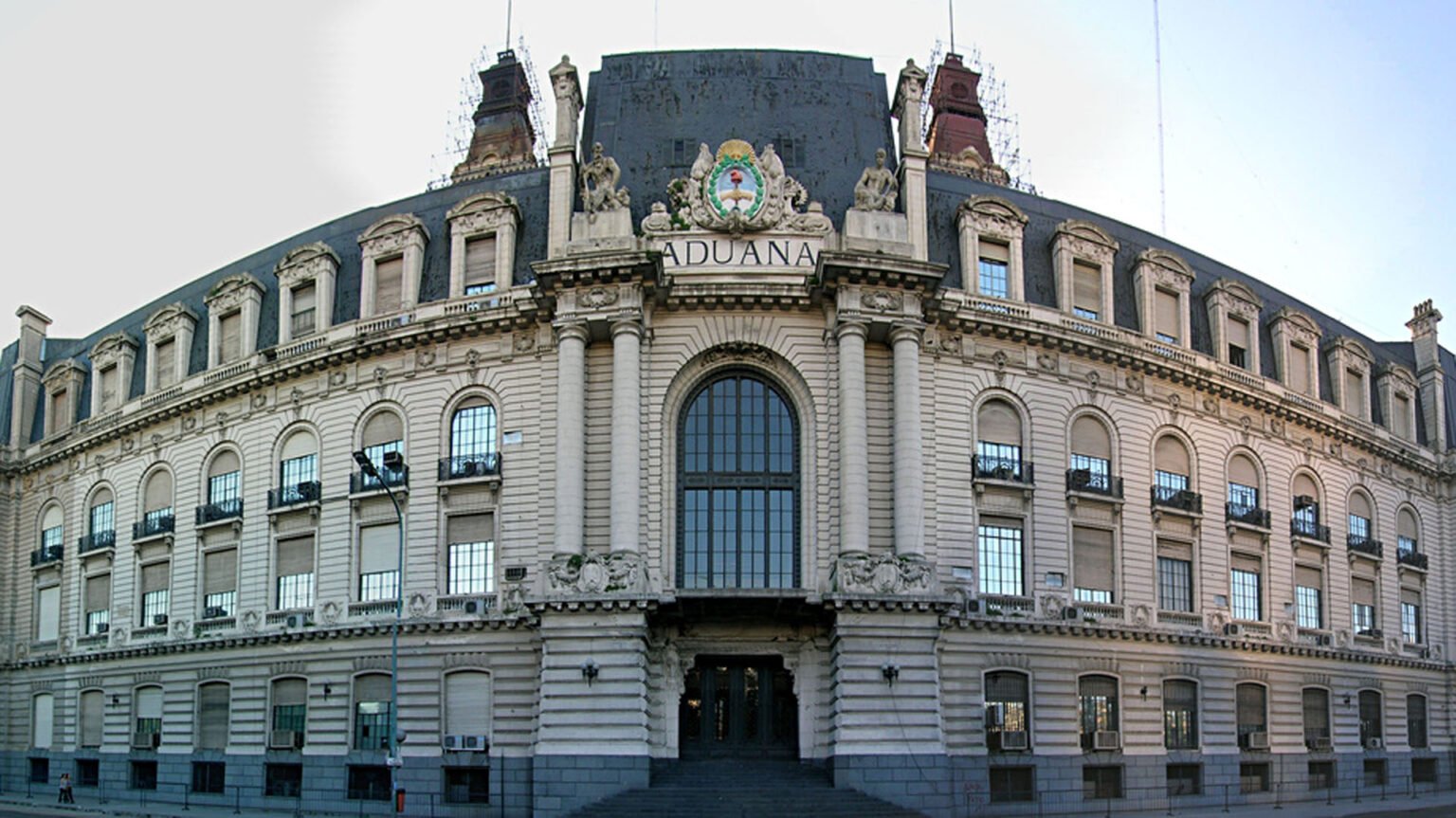 Milei reformó el régimen aduanero postal Aduana frente fachada 1920