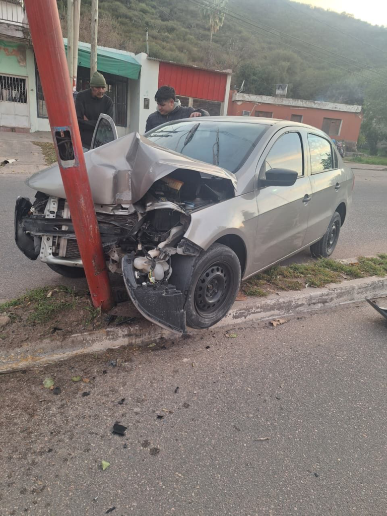 Un conductor alcoholizado chocó contra un poste de alumbrado en la avenida Ramírez de Velazco IMG 3771