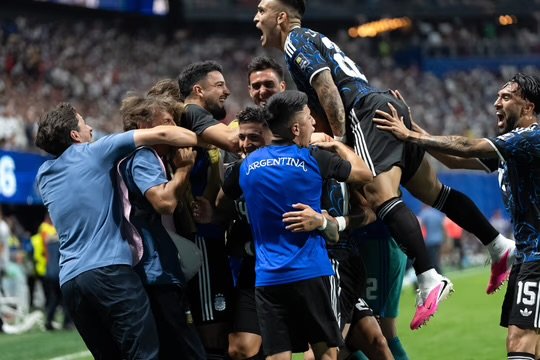 La Selección argentina le ganó un partido para el infarto a Inglaterra y se metió en la gran final del Mundial 2026 IMG 3882