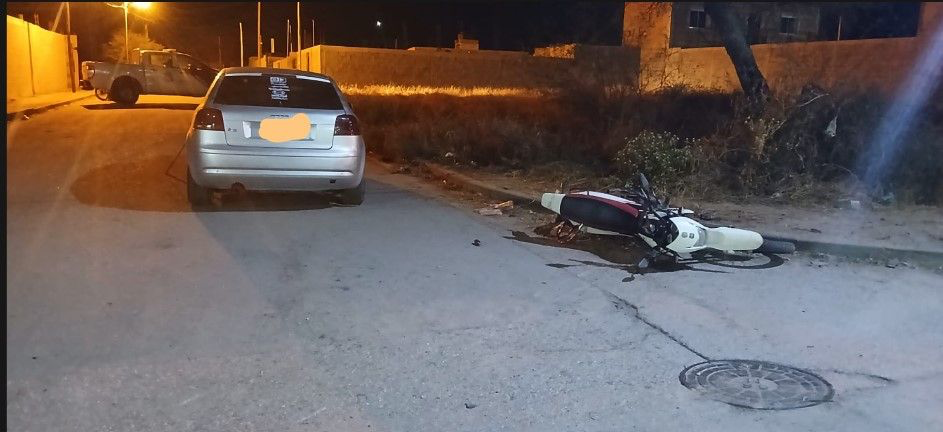 Violento choque entre moto y auto en plena avenida: un hombre sufrió graves lesiones y fue hospitalizado IMG 4149