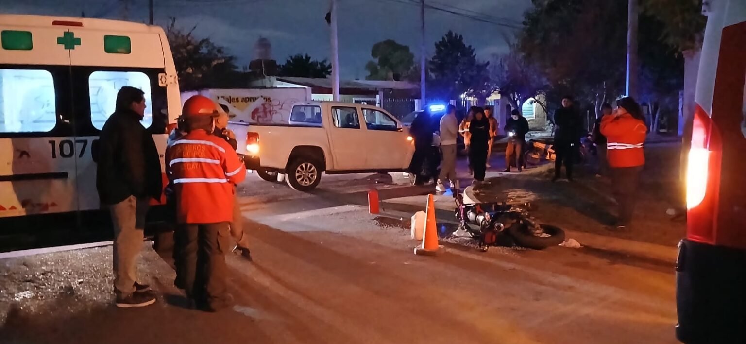 Choque entre camioneta y moto en el barrio Luis Vernet deja dos heridos WhatsApp Image 2026 07 22 at 8.06.49 AM