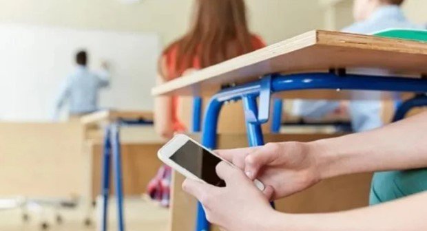 Debate abierto por los celulares en las escuelas: 11 jurisdicciones argentinas avanzan con regulaciones celular aula 6a5de58ae5bea