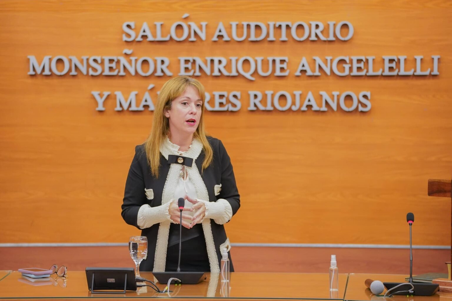 Realizan simulacro de juicio por jurados en la Legislatura de La Rioja karina becerra
