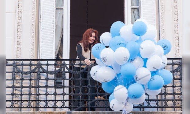 Anses restituyó en forma provisoria la liquidación de la pensión a Cristina CFK globos 6a8c02d8e2a88