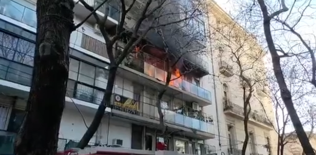 Se incendió un edificio lindero al domicilio de Cristina Kirchner Captura de pantalla 2026 08 07 161839 6a763012226ef