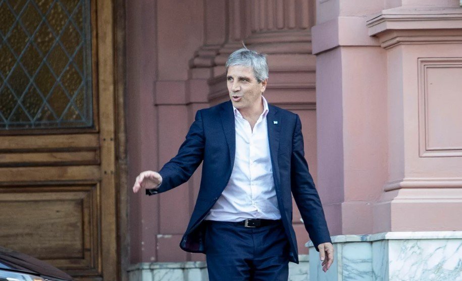 Caputo anunció nueva inversión RIGI y recordó que “Argentina ha sido arrasada en los últimos 25 años” Caputo saliendo de la casa rosada 6a7cdc47036f4