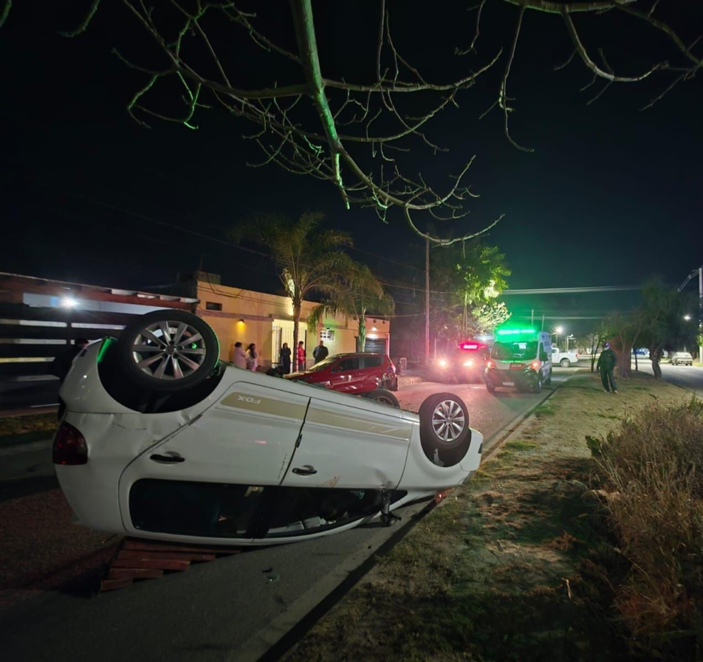 Volcó tras chocar contra un auto estacionado y terminó hospitalizado IMG 4590