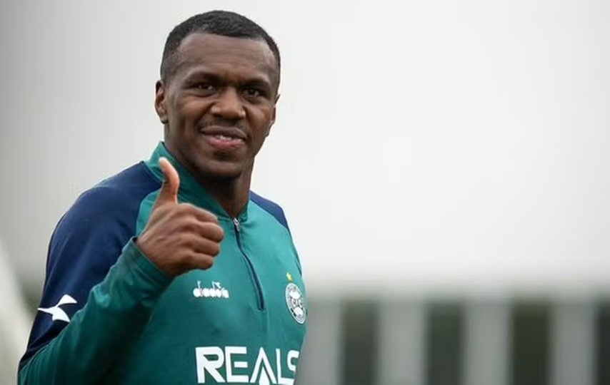 Insólita celebración: Jacy Maranhão se cayó por las escaleras tras su gol anulado en Coritiba IMG 4633