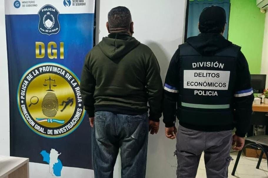Detienen a un ex policía acusado de estafar por 50 millones de pesos con falsas promesas de viviendas WhatsApp Image 2026 08 06 at 9.30.42 AM
