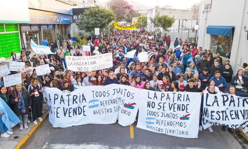 Miles de riojanos se movilizaron en defensa de las tierras argentinas WhatsApp Image 2026 08 07 at 7.55.52 AM