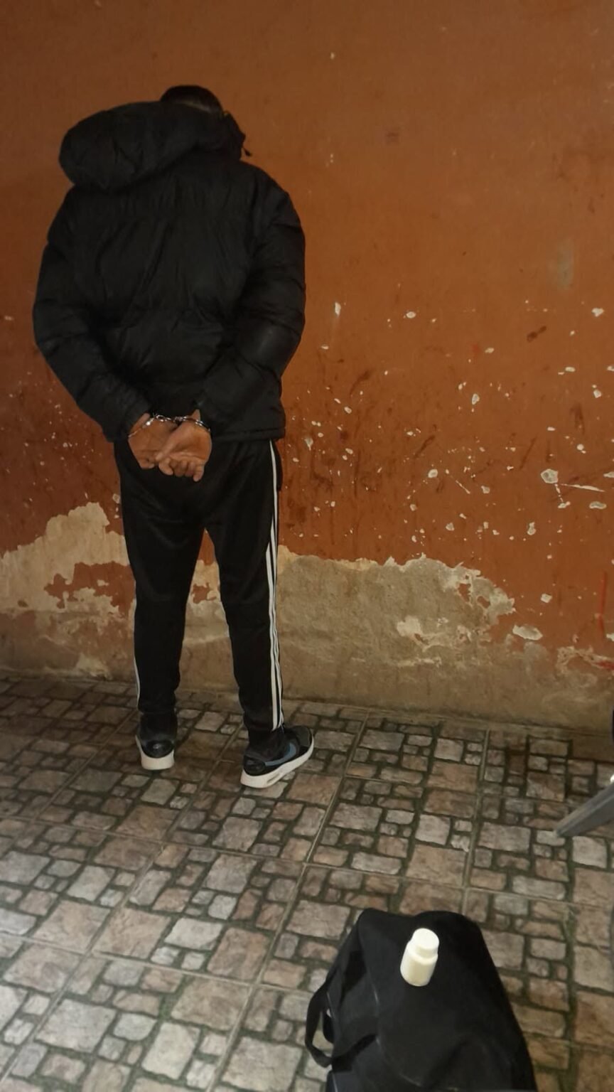 Violencia de género y narcomenudeo: cayó con 40 envoltorios de cocaína tras golpear a su expareja en barrio Cáritas WhatsApp Image 2026 08 18 at 7.37.30 AM