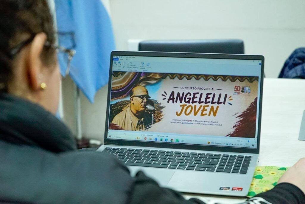 Convocan a estudiantes secundarios a contar el legado de Angelelli en producciones audiovisuales WhatsApp Image 2026 08 19 at 8.39.34 AM
