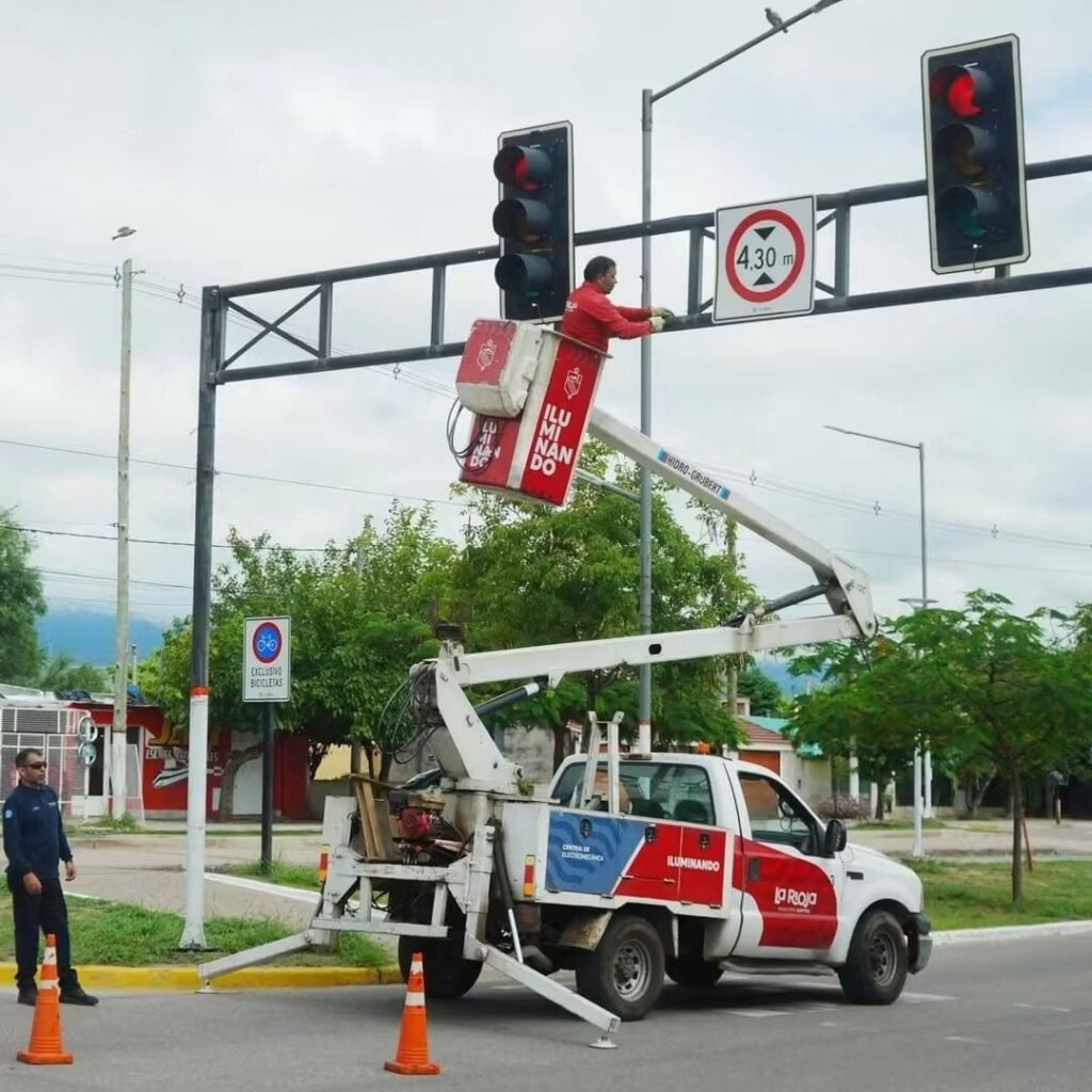 Fuertes controles y multas severas por cruzar en rojo en La Rioja: los detalles del nuevo operativo municipal WhatsApp Image 2026 08 26 at 10.18.21 AM