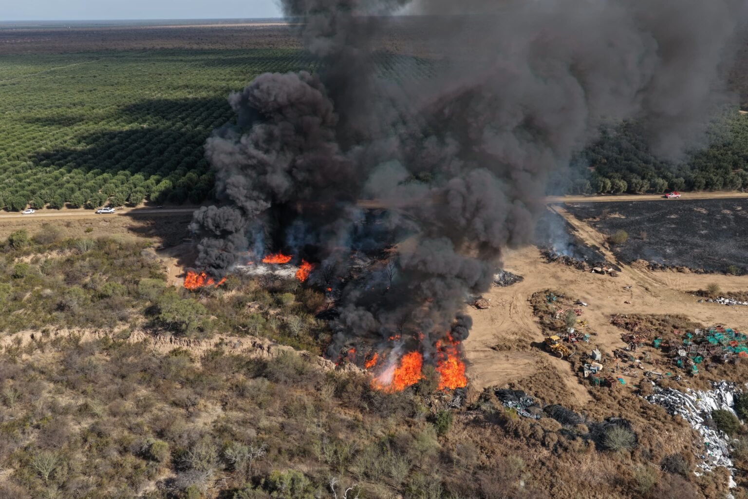 Controlaron voraz incendio en Finca Olmedo tras más de cinco horas de intenso trabajo WhatsApp Image 2026 08 26 at 9.00.39 PM
