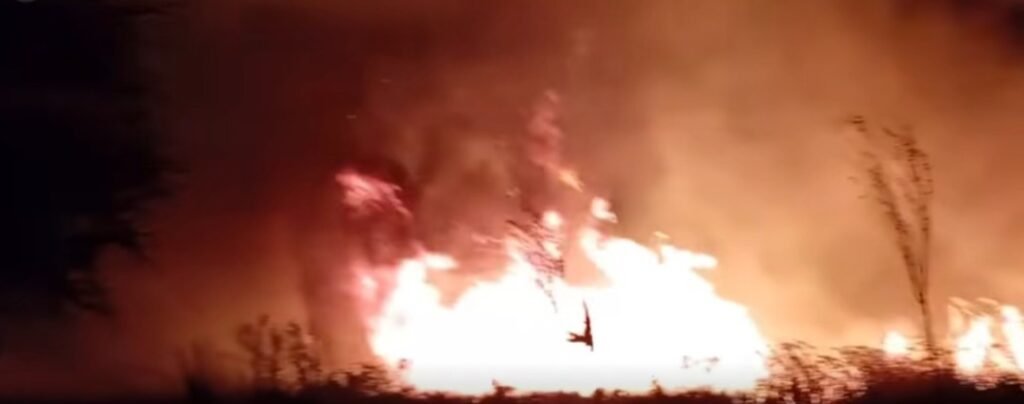 Pagancillo: un voraz incendio afectó viviendas y tendido eléctrico en el barrio La Banda WhatsApp Image 2026 08 27 at 7.37.57 AM